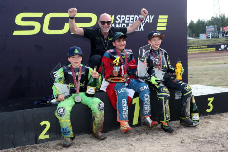 Rekordweltmeister Tony Rickardsson mit einigen Youngstern