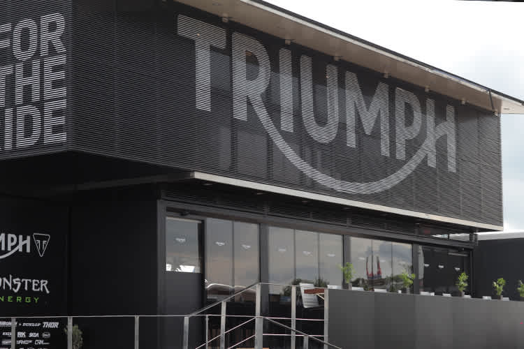 Die Triumph Hospitality im Paddock des Talkessels