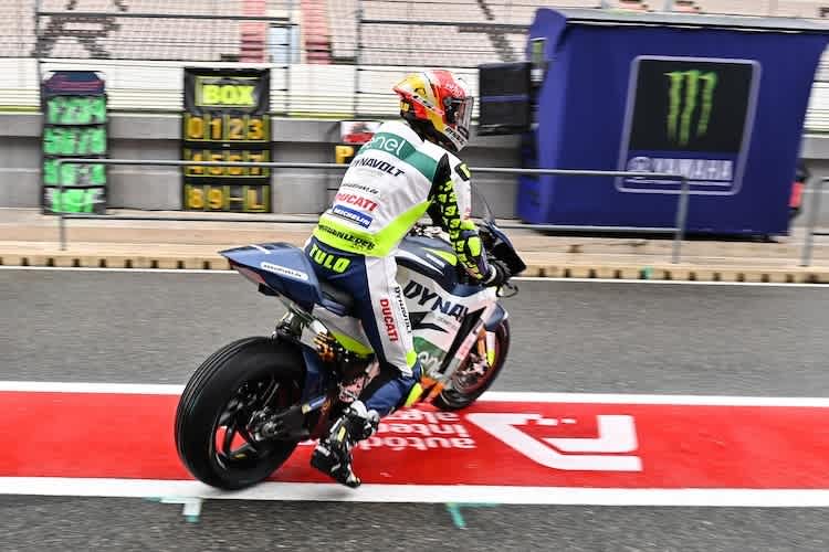 Und los. Am heutigen nachmittag ging es für MotoE-Pilot Lucas Tulovic zu zwei kurzen Sessions auf die nasse Piste