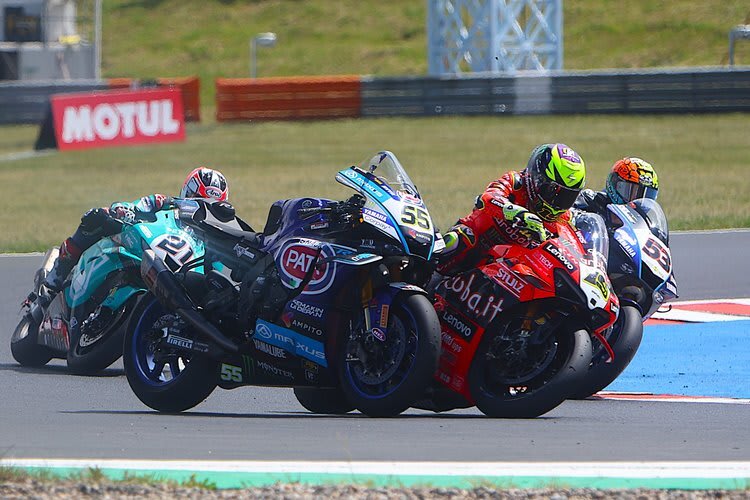 Die Yamaha R1 von Andrea Locatelli fuhr nach dem Sturz im ersten Lauf alleine weiter