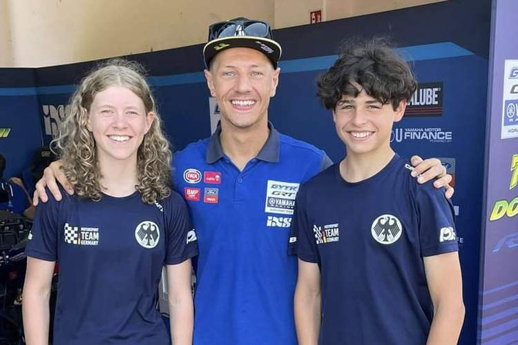 Anina Urlaß mit WM-Pilot Dominique Aegerter und Teamkollege Thias Wenzel (v.li.)