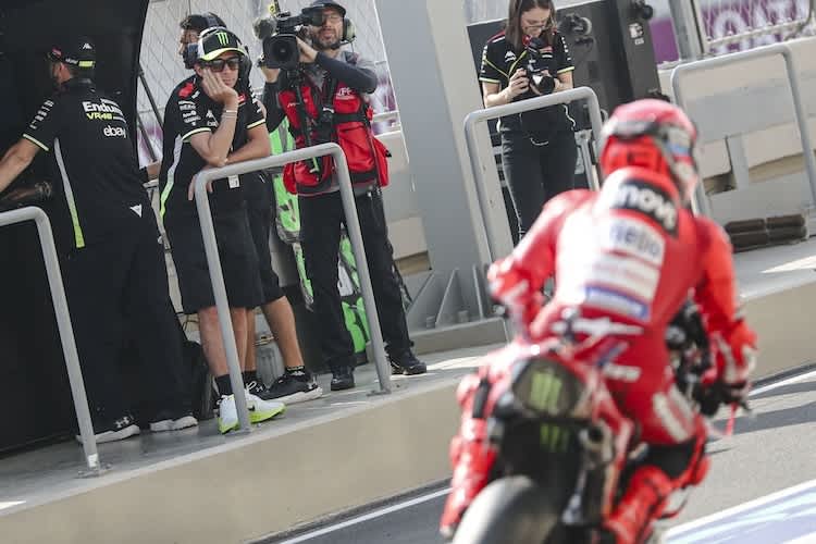 Abstand: Rossi beobachtet die Boxenausfahrt von Marc Marquez