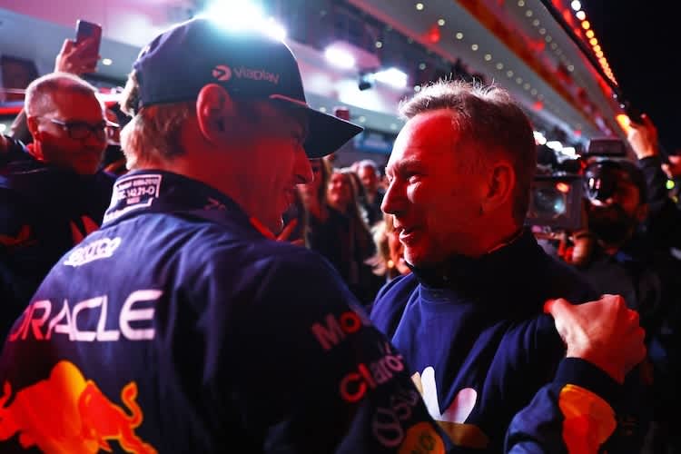 Red Bull Racing-Teamchef Christian Horner gratuliert Max Verstappen zum vierten Titel