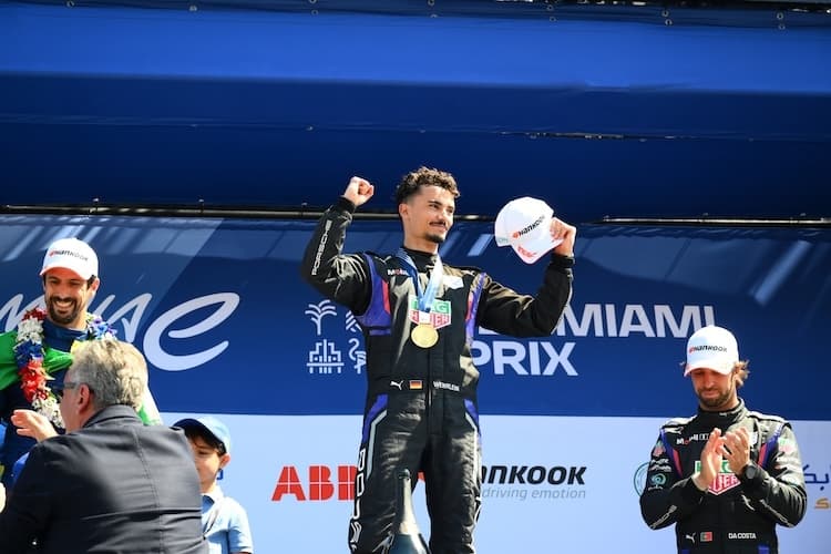 Pascal Wehrlein durfte sich nach dem Chaos-Rennen von Miami als Sieger feiern