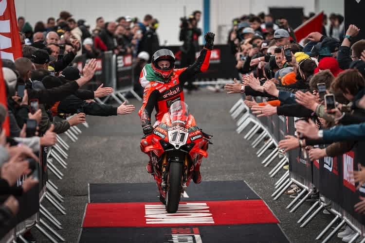 Nicolo Bulega jubelte über den Sieg am Sonntag