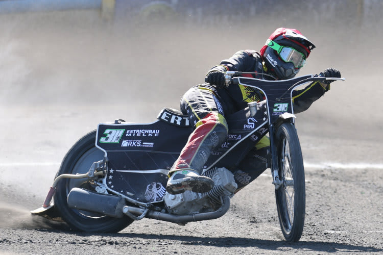 Kevin Wölbert (blau) hat die Wildcard für Güstrow