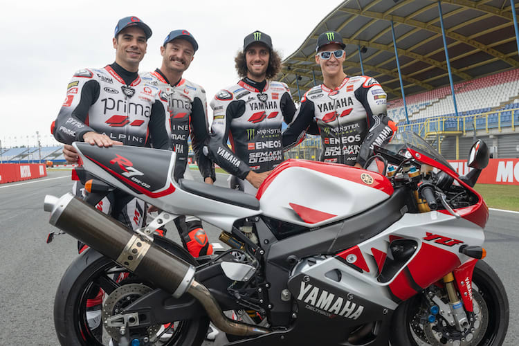 Miguel Oliveira, Jack Miller, Alex Rins und Fabio Quartararo mit der YZF-R7 OW02 aus dem Jahr 1999