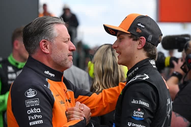 McLaren-CEO Zak Brown tröstete Oscar Piastri nach dem Rennen
