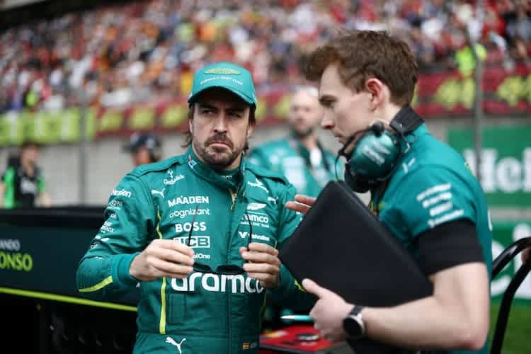 Nicht auf dem Foto erkennbar, aber Fernando Alonso hatte eine Verletzung am Nacken mit Tape geklebt