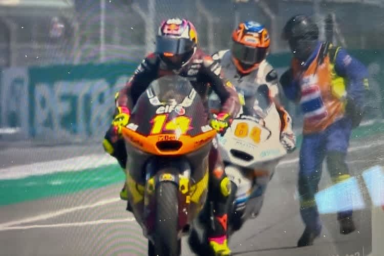 Fehler: Zusammenstoß der Moto2-Piloten in der Boxenzufahrt