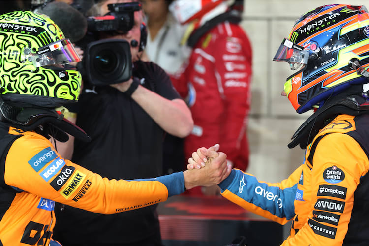 Lando Norris gratuliert Oscar Piastri zur Pole
