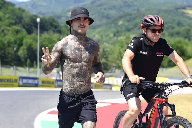 Bleiben Freunde: Aron Canet und Fantic-Teammanager Locatelli (re.)