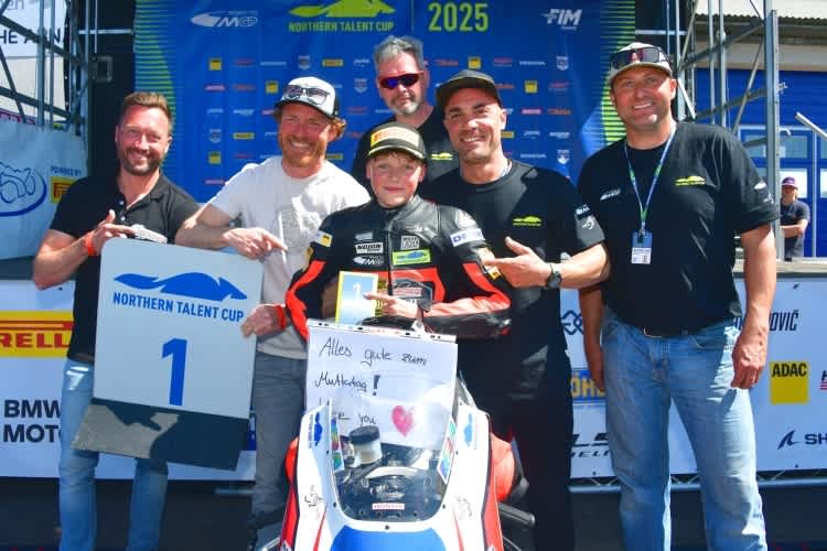 Robin Siegert (Mitte) mit Hafeneger, Nebel, Giuseppetti, Mechaniker Mike Lischka und Vater Steffen Sachse (v.li.)