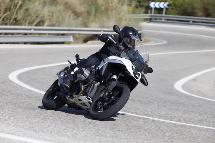 Sie umkurvte wieder mal alle und setzte sich an die Spitze: BMW R1300GS