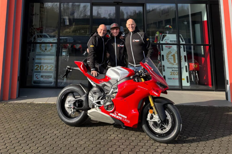 Alberto Surra (Mitte) ist neu in der Superbike-WM