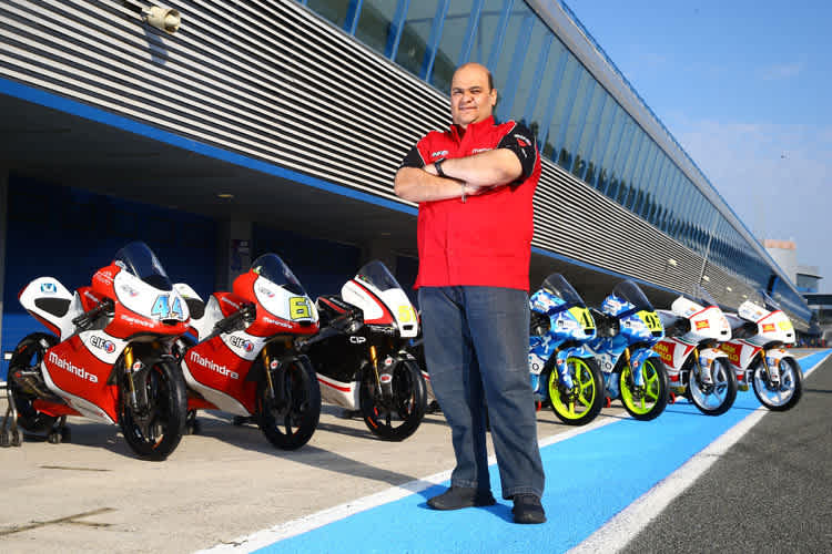 Der Stolz von Mahindra: Rennabteilung-CEO Mufaddal Choonia vor den acht Motorrädern für die WM