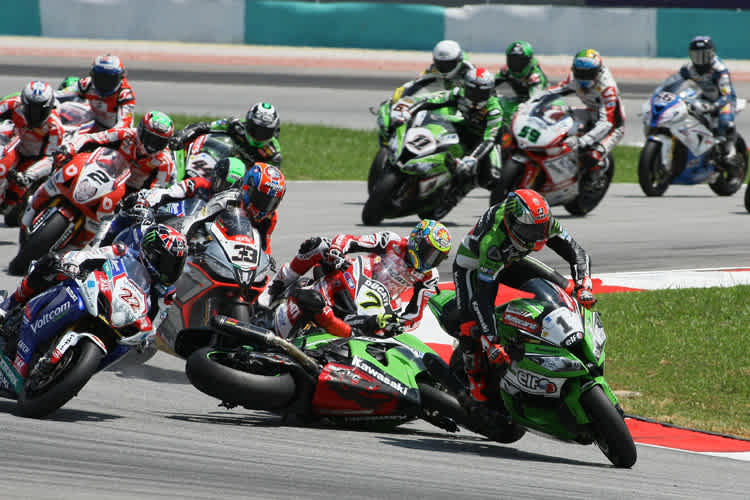 Loris Baz rutschte aus und kegelte Tom Sykes (1) aus dem Rennen