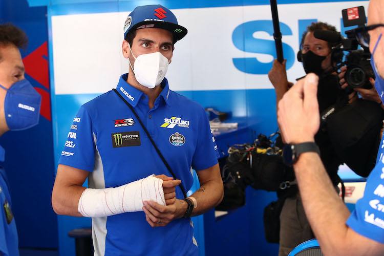 Alex Rins stattete der Suzuki-Box mit Gips am rechten Arm einen Besuch ab  