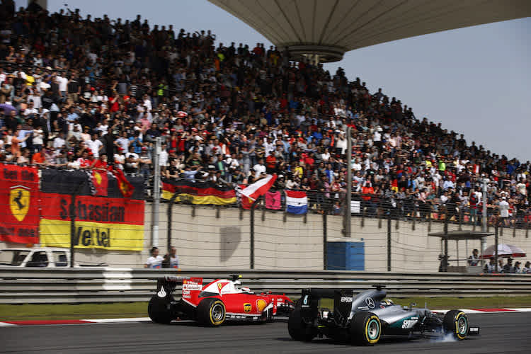 Lewis Hamilton greift Kimi Räikkönen an