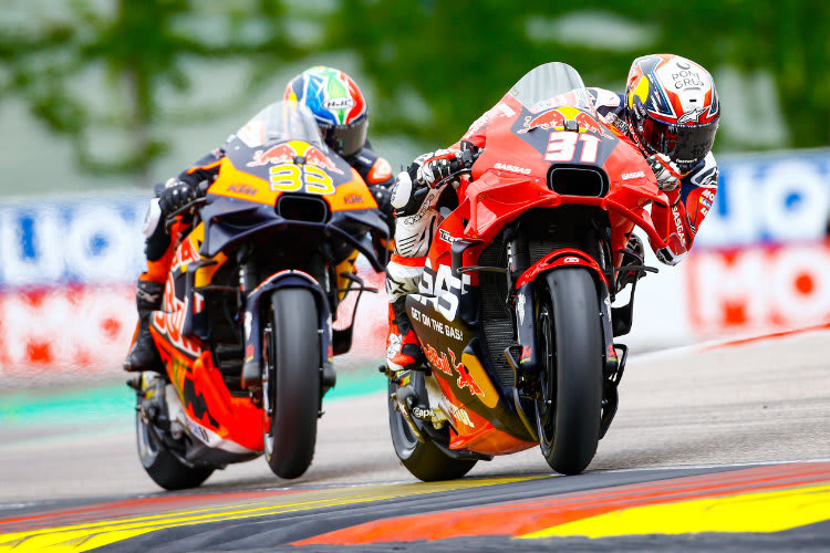 Ein Sinnbild: Pedro Acosta vor Brad Binder