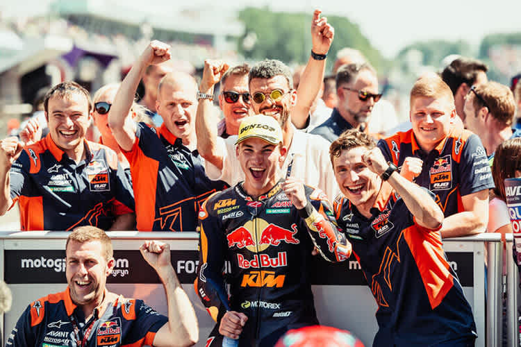 Jubel um Deniz Öncü: Hinter ihm Aki Ajo, Kenan Sofuoglu und Niklas Ajo