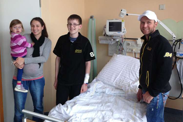 Martin Smolinski (re.) engagiert sich für die Kinder im deutschen Herzzentrum