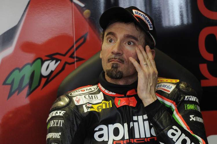 Max Biaggi landete bei seinem Sturz hart auf der linken Schulter