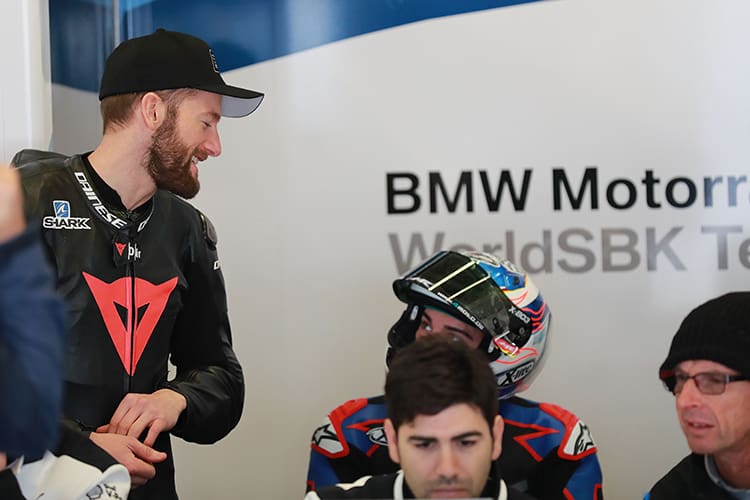 Markus Reiterberger (mit Helm) mit Teamkollege Tom Sykes (li.) und Crew-Chief Pete Benson (re.)