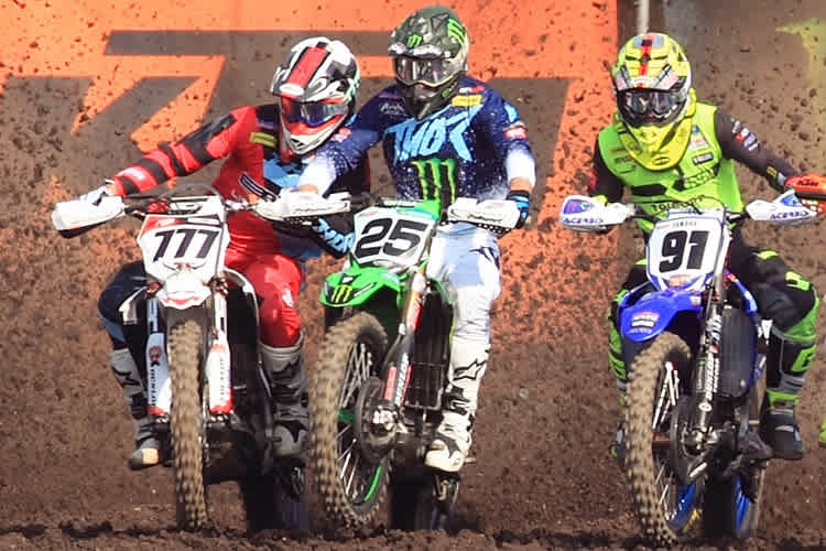 Evgeny Bobryshev (#777) startet in der WM mit einem Serienmotor von Suzuki und verliert schon am Start an Boden