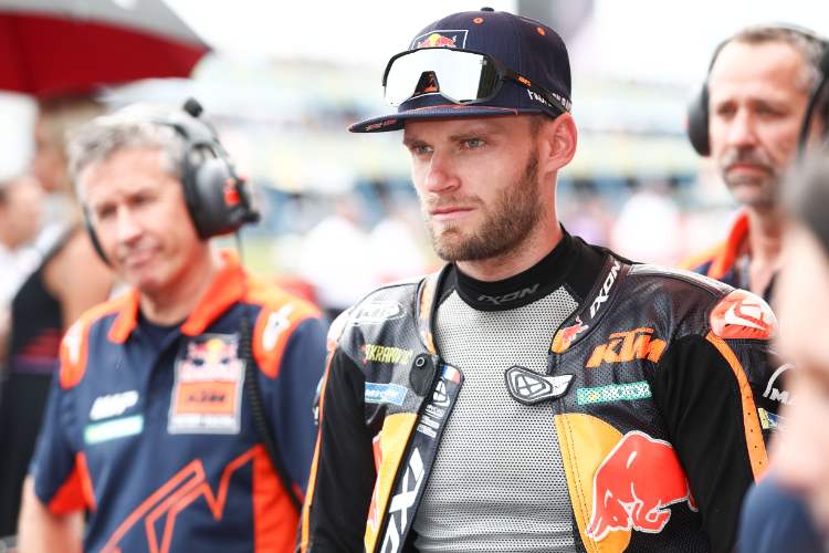 Brad Binder (Mitte) entschuldigte sich bei seinem Team