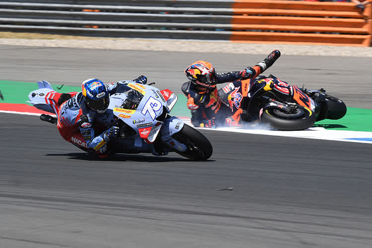 Zweite Runde, erste Kurve: Jack Miller rutschte im Duell gegen Viñales aus, Alex Márquez zischt vorbei
