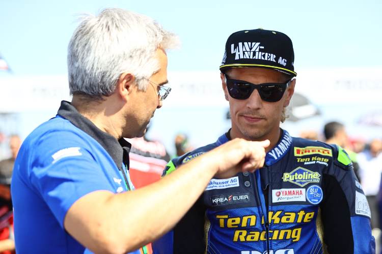 Domi Aegerter (re.) mit Yamaha-Rennchef Andrea Dosoli