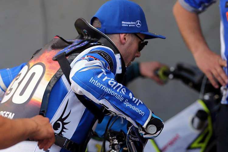 Immer mit Nackenschutz: Leon Madsen