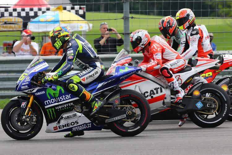 Valentino Rossi (li.) in Indianapolis beim Probestart