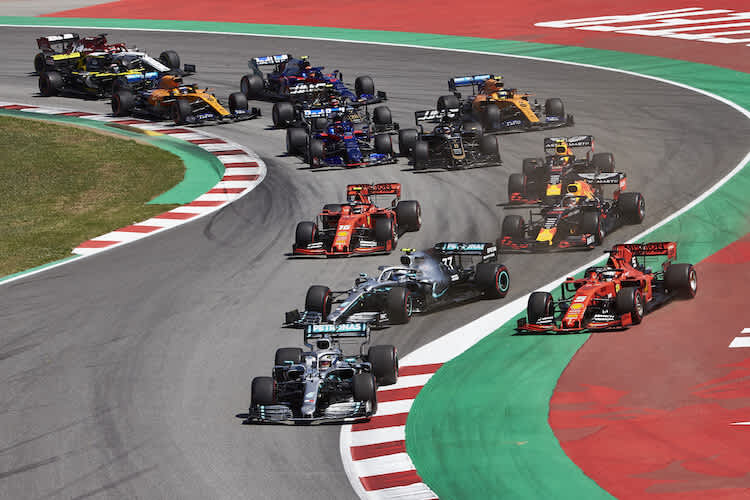 Die gegenwärtige Formel 1: Mercedes liegt vorne, Ferrari ist neben der Erfolgsspur