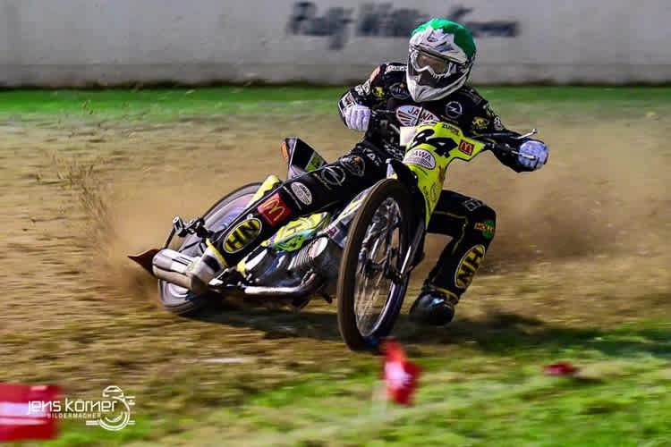 Martin Smolinski hat die Grasbahn in Hertingen im Griff