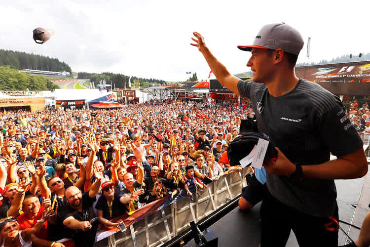 Stoffel Vandoorne verteilt Kappen