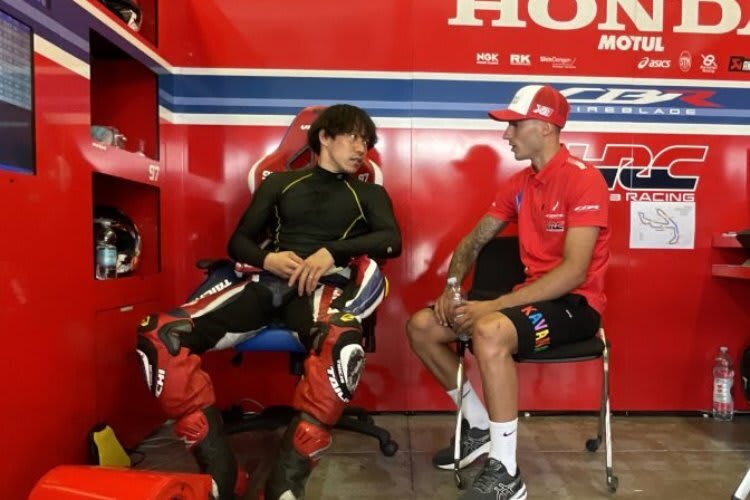 Xavi Vierge informiert sich bei HRC-Tester Tetsuta Nagashima