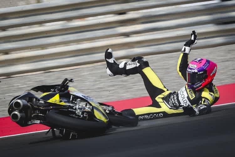 David Almansa erlebt beim Auftakt die schmerzhafte Seite des Sports. Der Spanier ging zweimal zu Boden und verletzte sich im Training an der linken Hand