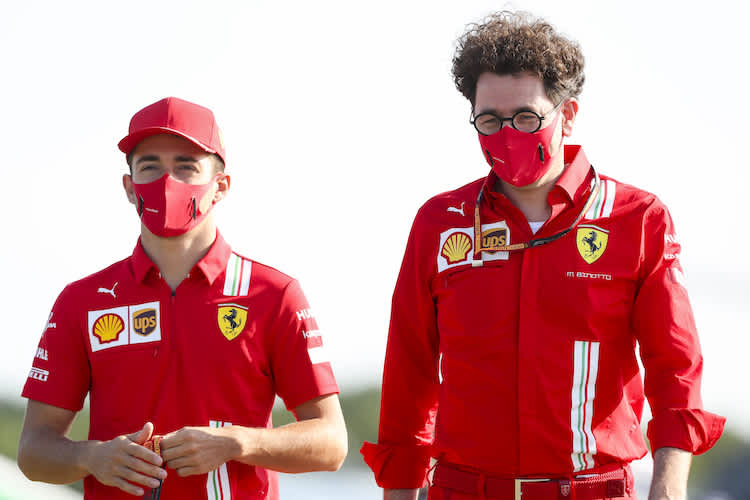 Mattia Binotto mit Charles Leclerc