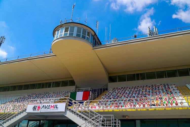 Monza-Tribüne mit Bildern von Zuschauern