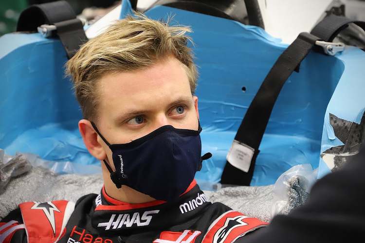 Die Sitzprobe im Haas VF-21 hat Mick Schumacher absolviert