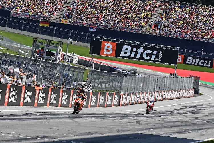 Die Zieldurchfahrt: Raul Fernandez vor Ai Ogura