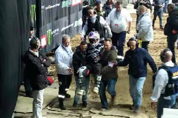 James Stewart wird in Lille verletzt aus der Halle getragen