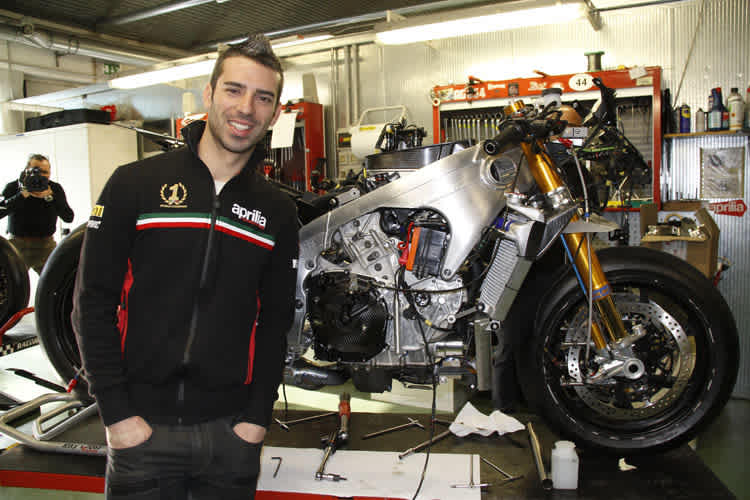 Auch Marco Melandri schaute sich bei Aprilia die neuen GP-Bikes an