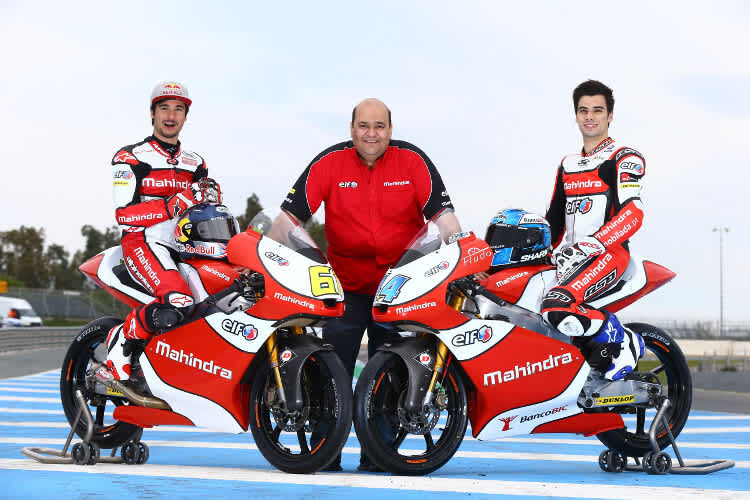 Mahindra-CEO Mufaddal Choonia mit Arthur Sissis (li.) und Miguel Oliveira (re.)