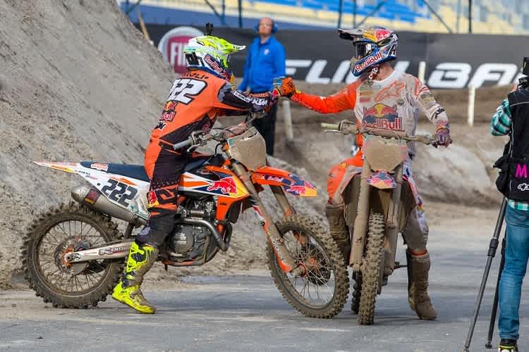 Im Vorjahr gratulierte Cairoli seinem KTM-Kollegen Herlings zum Titel