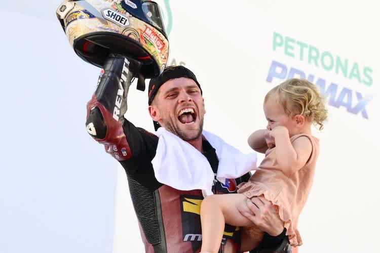 Jake Dixon mit seiner Tochter bei der Siegesfeier auf dem Podium