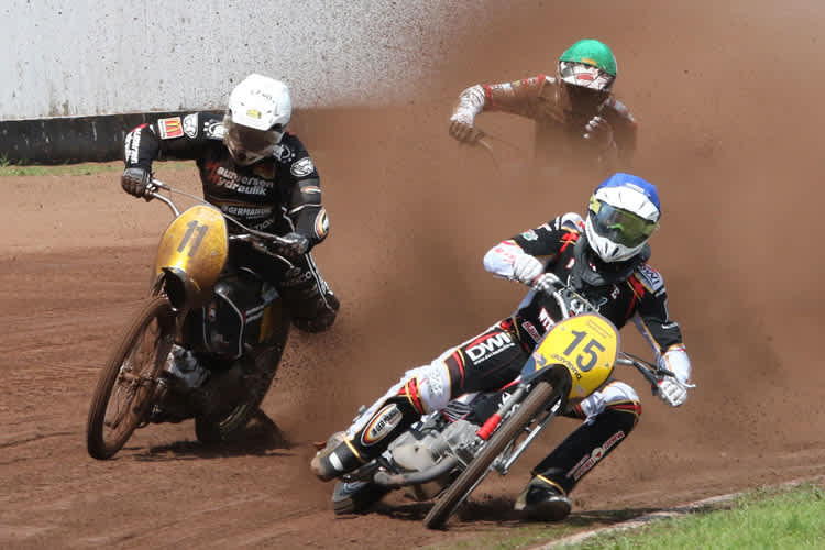 Michael Härtel strahlt Matthias Kröger (11) und Andrew Appleton ab