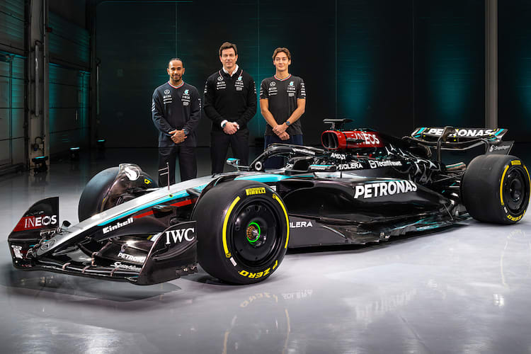 Lewis Hamilton, Toto Wolff und George Russell mit dem neuen Mercedes W15